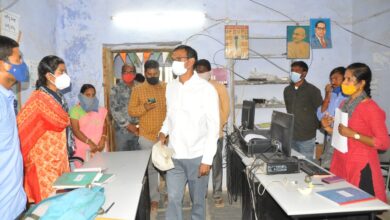 ఆకస్మికంగా గ్రామ సచివాలయాలు తనిఖీ :-