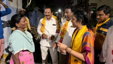 గ్రామ ప్రజలకు కొవ్వొత్తులు అగ్గిపెట్టెలు పంపిణీ గ్రామ ప్రజలకు కొవ్వొత్తులు అగ్గిపెట్టెలు పంపిణీ