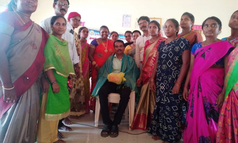 బదిలీపై వెళ్తున్న ఏపిఎంకు ఘన సన్మానం బదిలీపై వెళ్తున్న ఏపిఎంకు ఘన సన్మానం