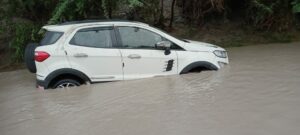 భారీ వర్షానికి గల్లంతైన కారు భారీ వర్షానికి గల్లంతైన కారు